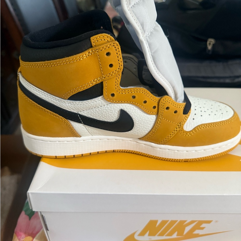 Nike White and Yellow Shoe Tag - Picture 2 of 4
